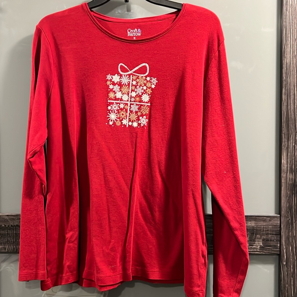 Croft & Barrow The Classic Tee Present with sparkly snow flakes, 1X
